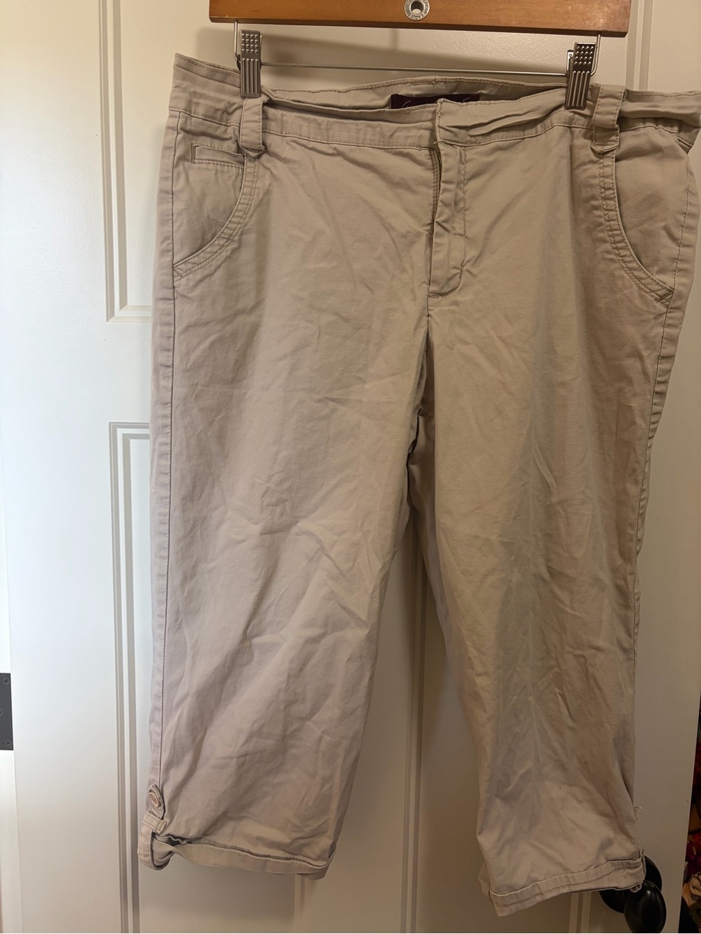 Gloria Vanderbilt Beige Cropped Capris